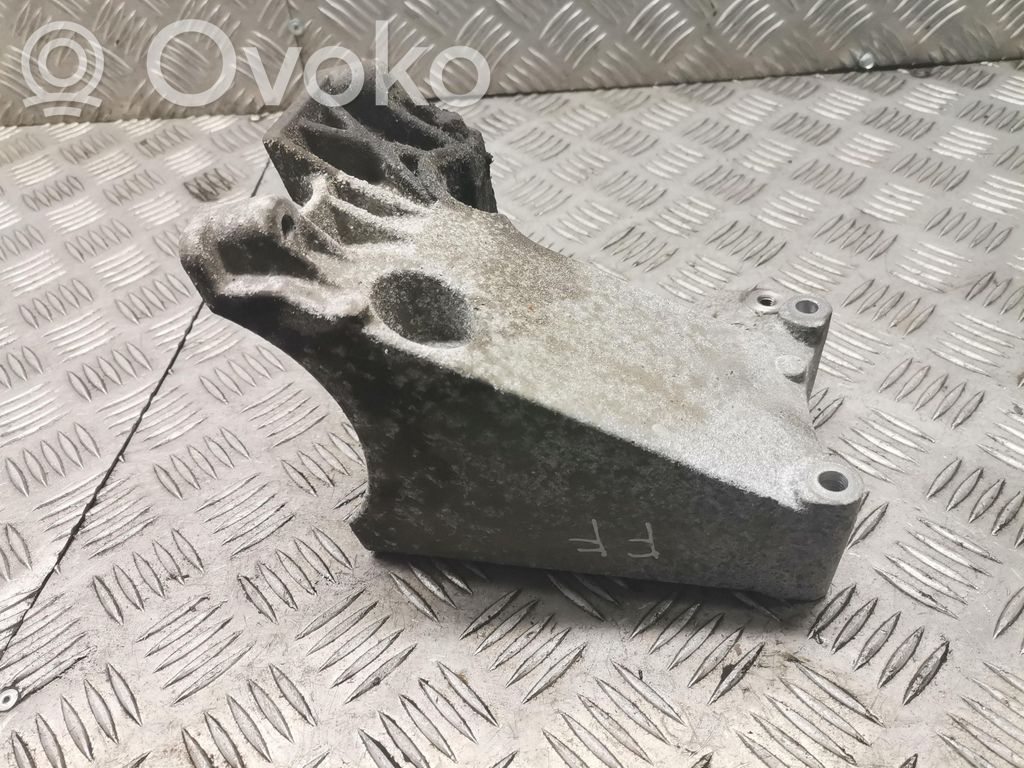 Ford Focus Engine mounting bracket 
