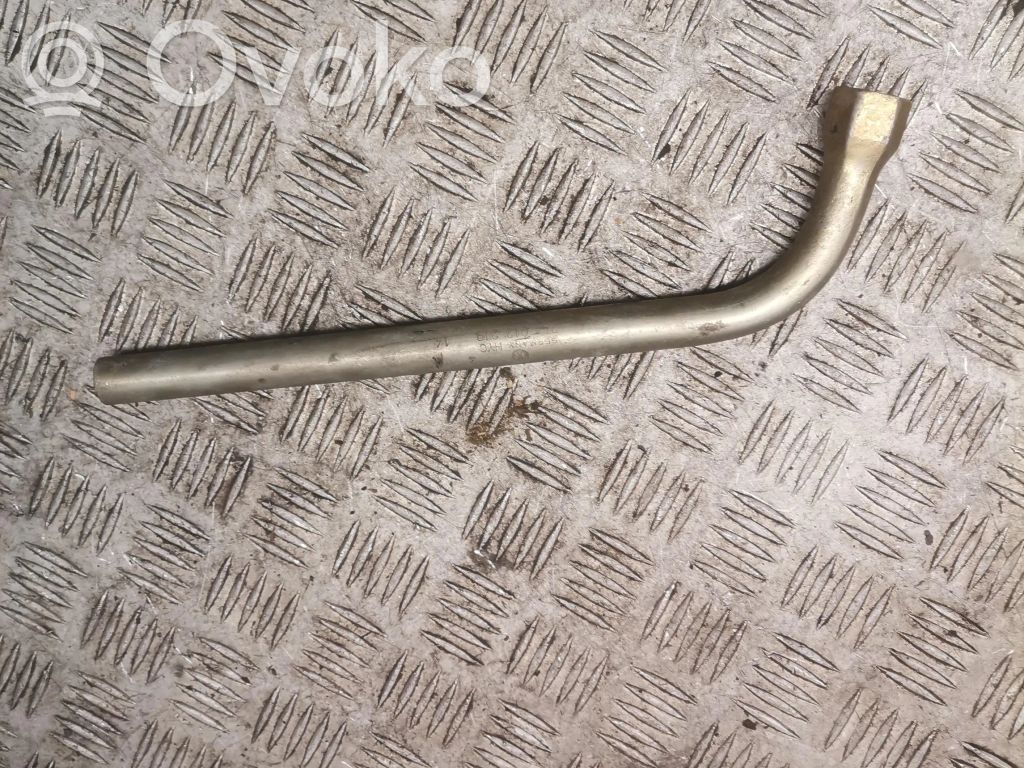 Llave de tuercas de rueda   251012219