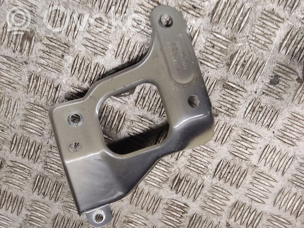 Fender mounting bracket   108601600D