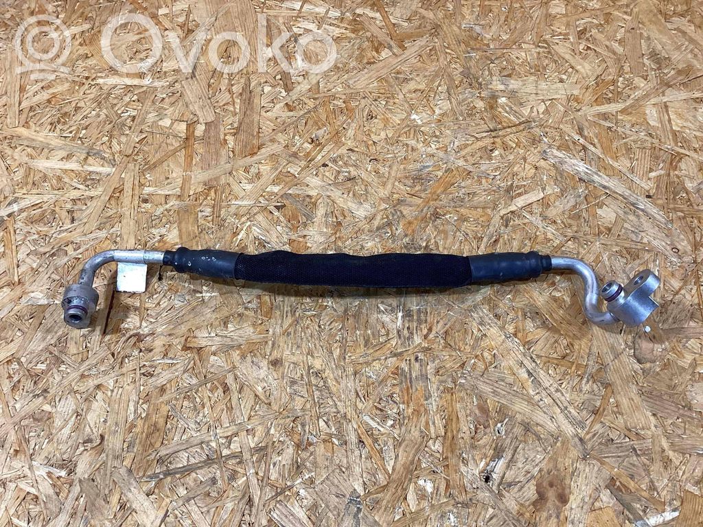 Intercooler pipe mounting bracket   95B816720C
