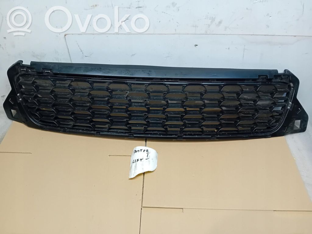 Dacia Duster Front bumper upper radiator grill 
