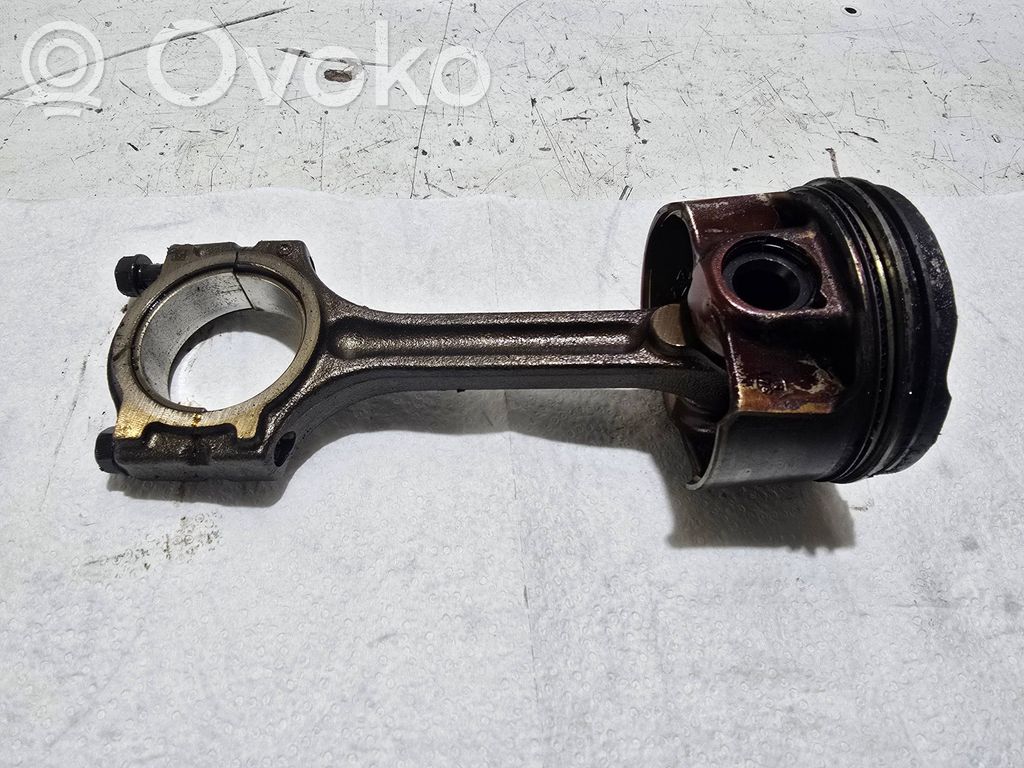 Nissan Juke I F15 Tłok z korbowodem 