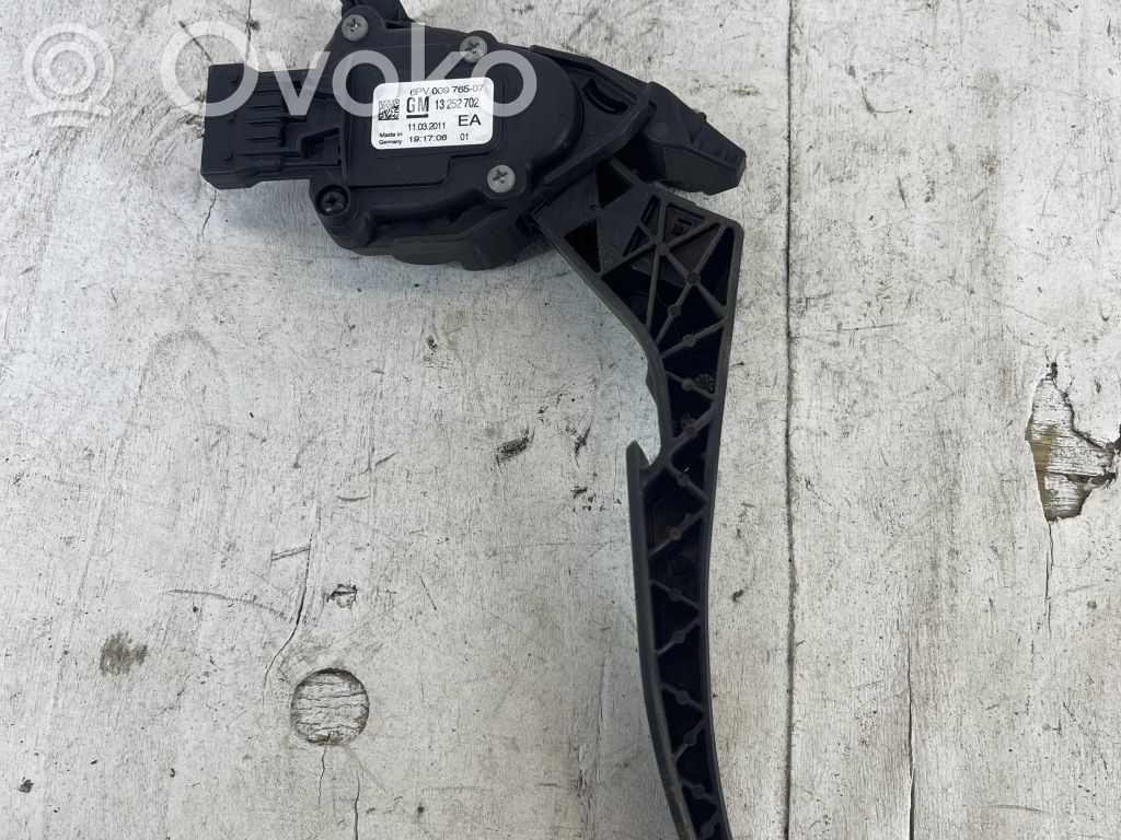 Opel Astra J Accelerator throttle pedal 