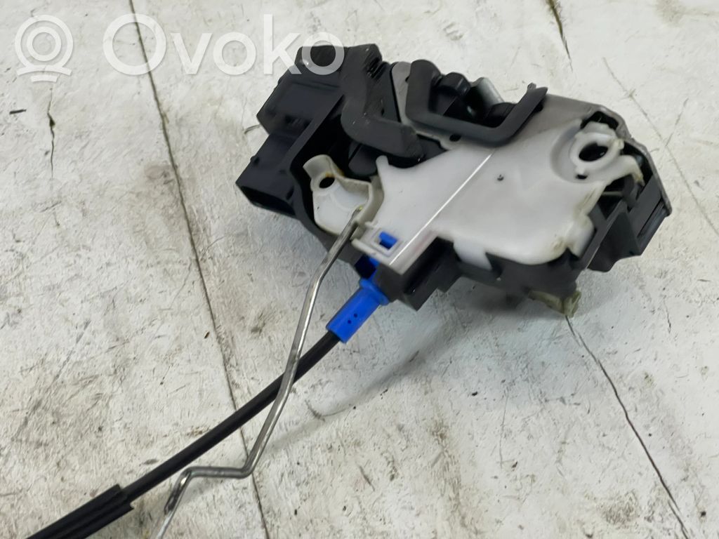 Opel Astra J Priekšpusē slēdzene 