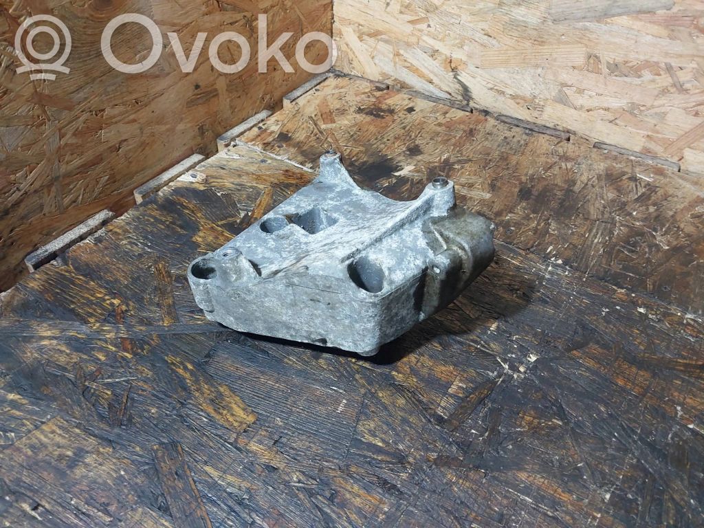 BMW 5 E39 Engine mounting bracket 