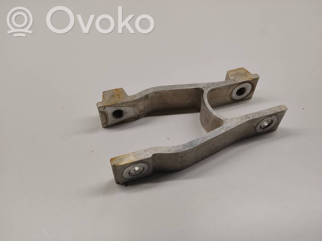 Volvo XC40 Engine mounting bracket 
