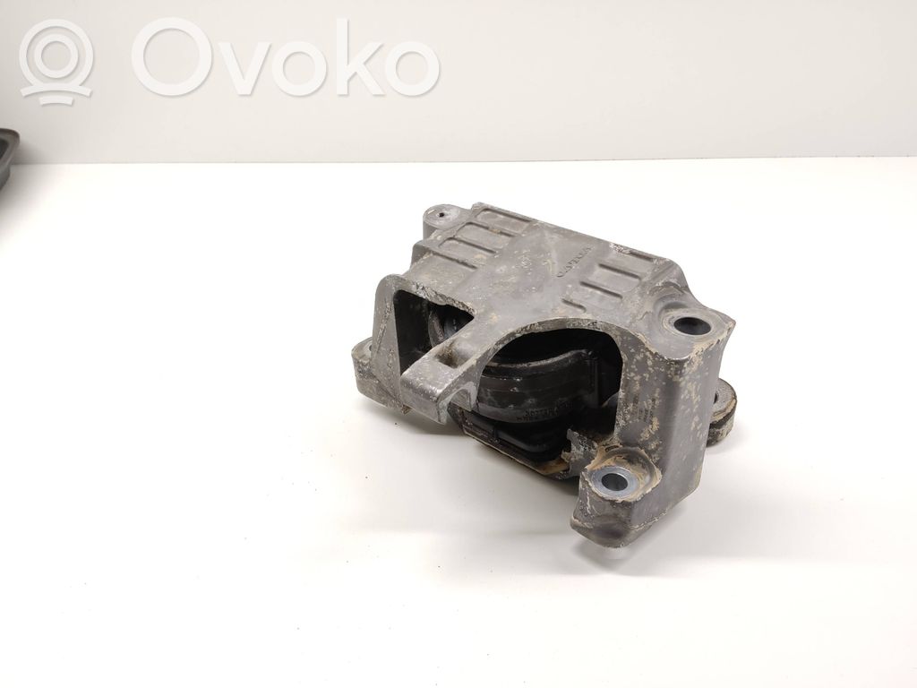 Volvo XC40 Engine mount bracket 