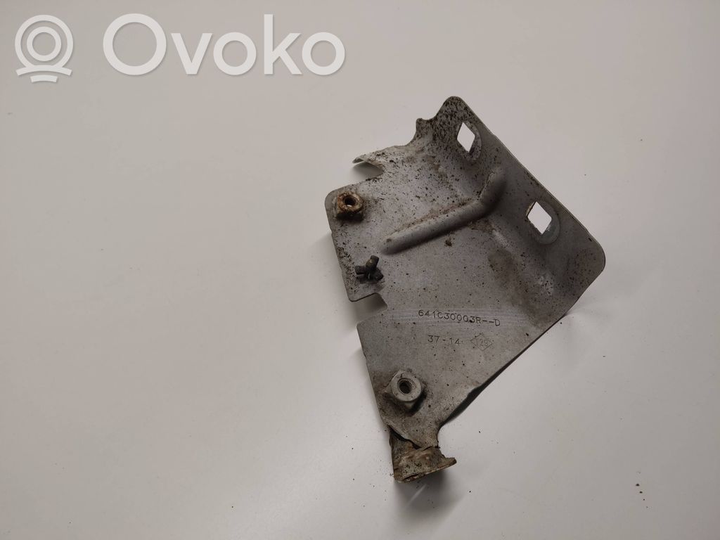 Nissan NV400 Fender mounting bracket 