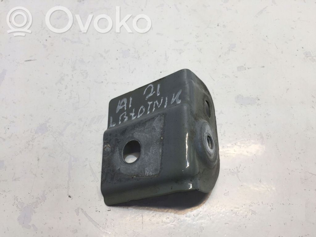 Audi A1 Lokasuojan kannake 