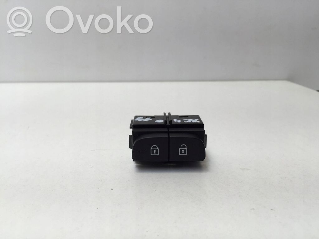 Volvo XC40 Central locking switch button 