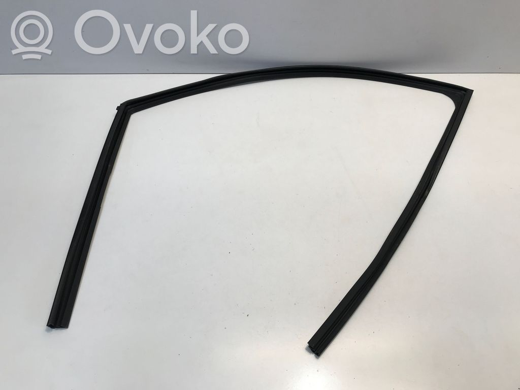 Nissan Qashqai J12 Cheder cauciuc geam față 