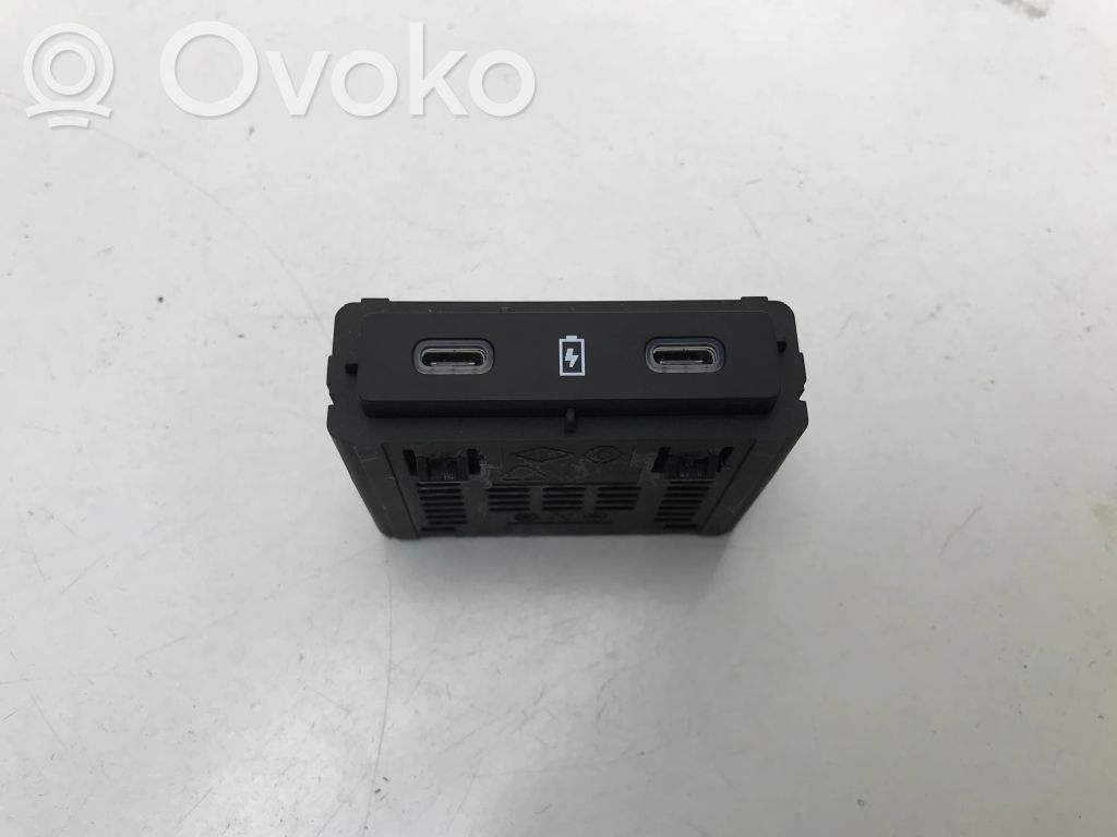 Renault Megane E-Tech Разъем USB 