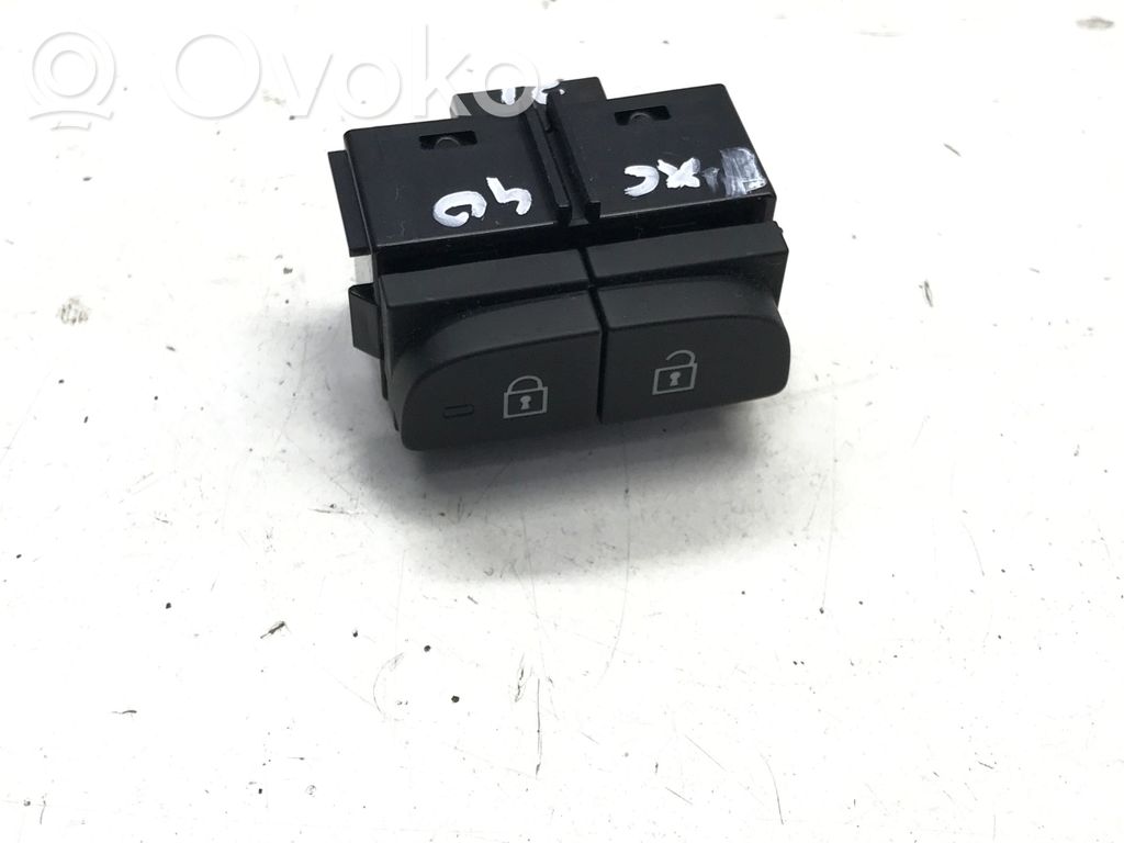 Volvo XC40 Central locking switch button 