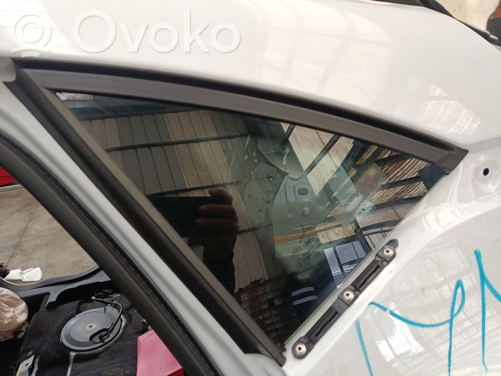 Renault Captur II Ventanilla de ventilación de la puerta trasera 