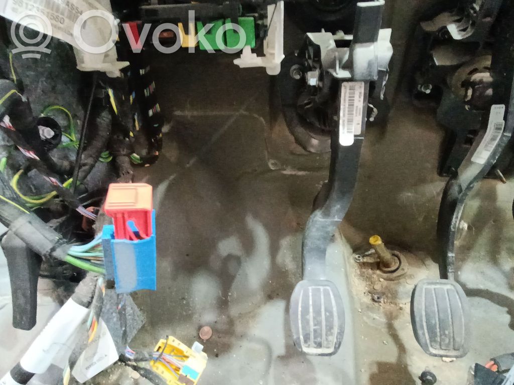 Peugeot Traveller Sankabos pedalas 