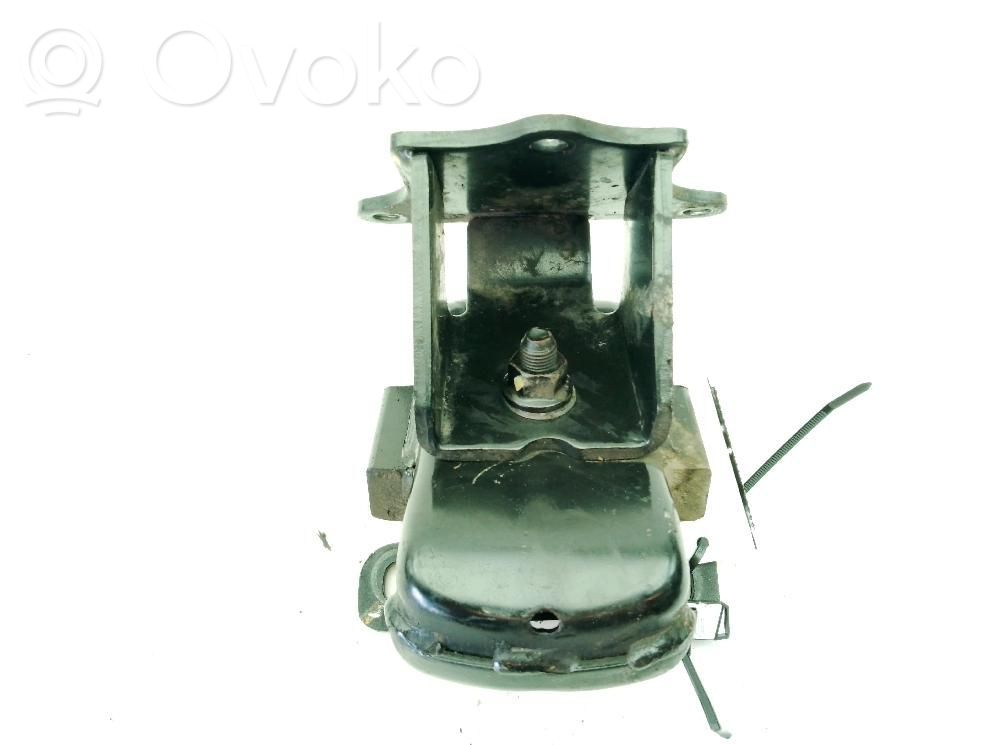 Soporte de montaje del motor   216124A100