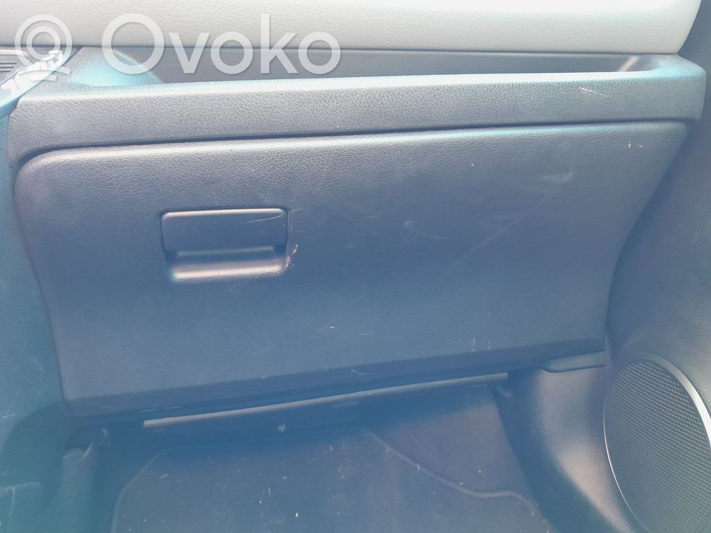 Toyota Yaris Schowek deski rozdzielczej 