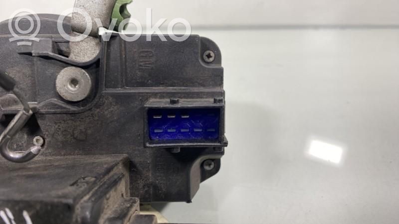 Opel Corsa C Priekšpusē slēdzene 