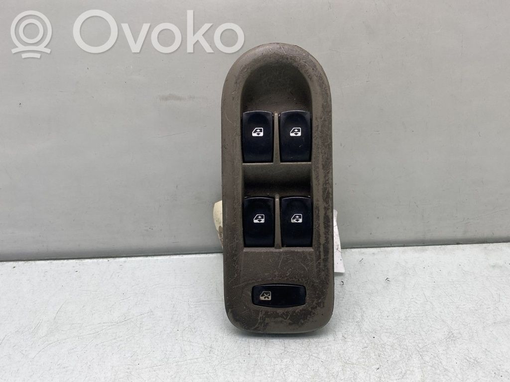 Renault Clio III Electric window control switch 