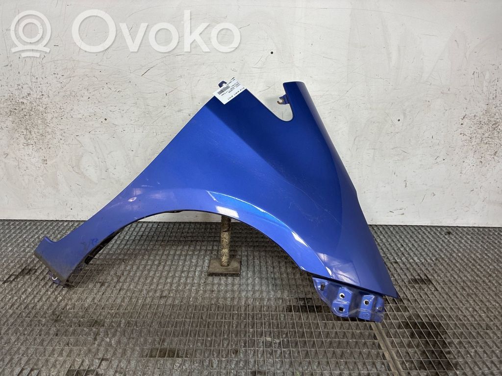 Toyota Verso-S Błotnik przedni 