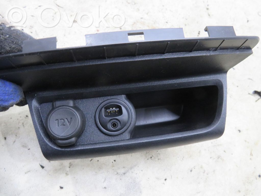 Peugeot 2008 I Enchufe de 12V (trasero) 