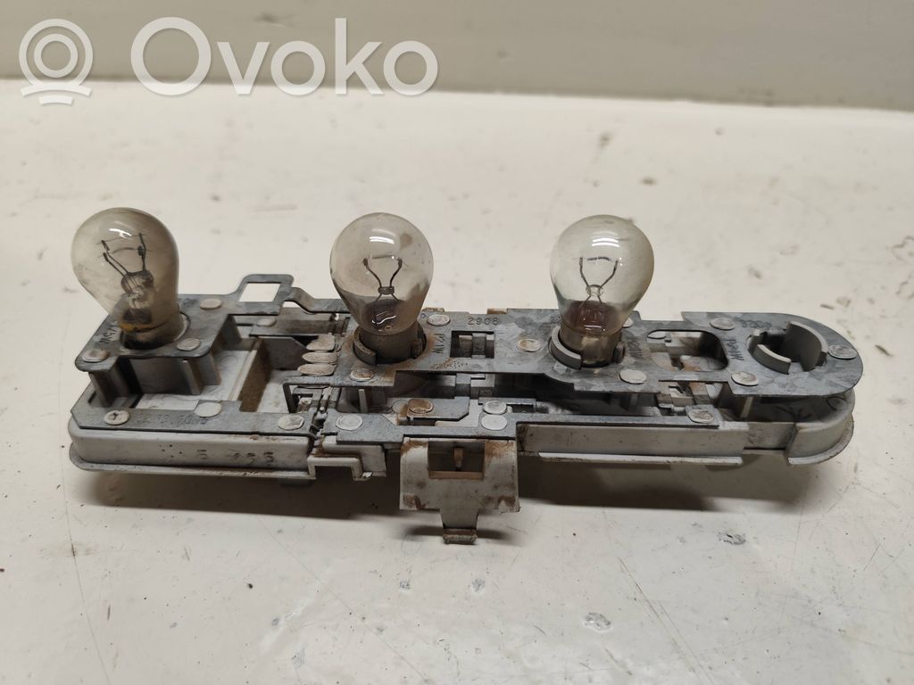 Audi A4 S4 B5 8D Takavalon polttimon suojan pidike 