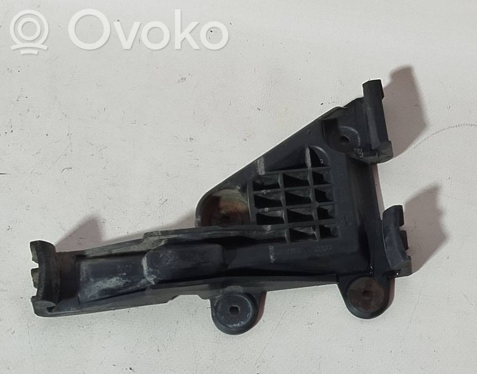 Front bumper mounting bracket   8A0807284
