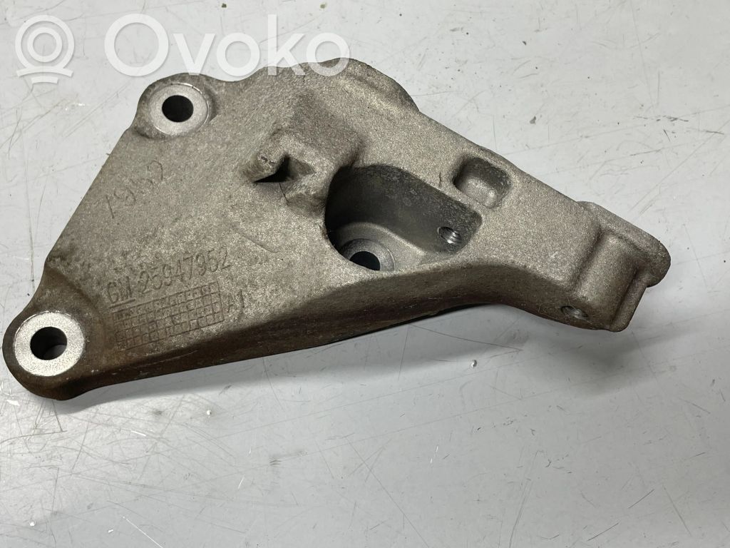 Opel Mokka Engine mounting bracket 