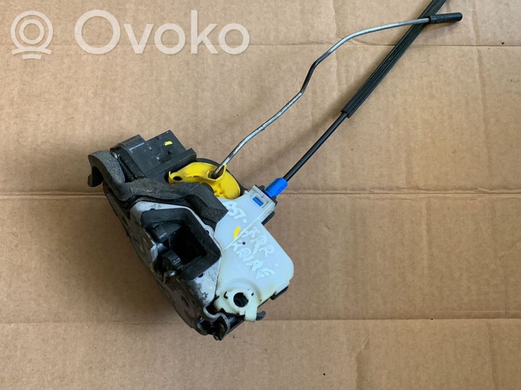 Opel Astra J Priekšpusē slēdzene 