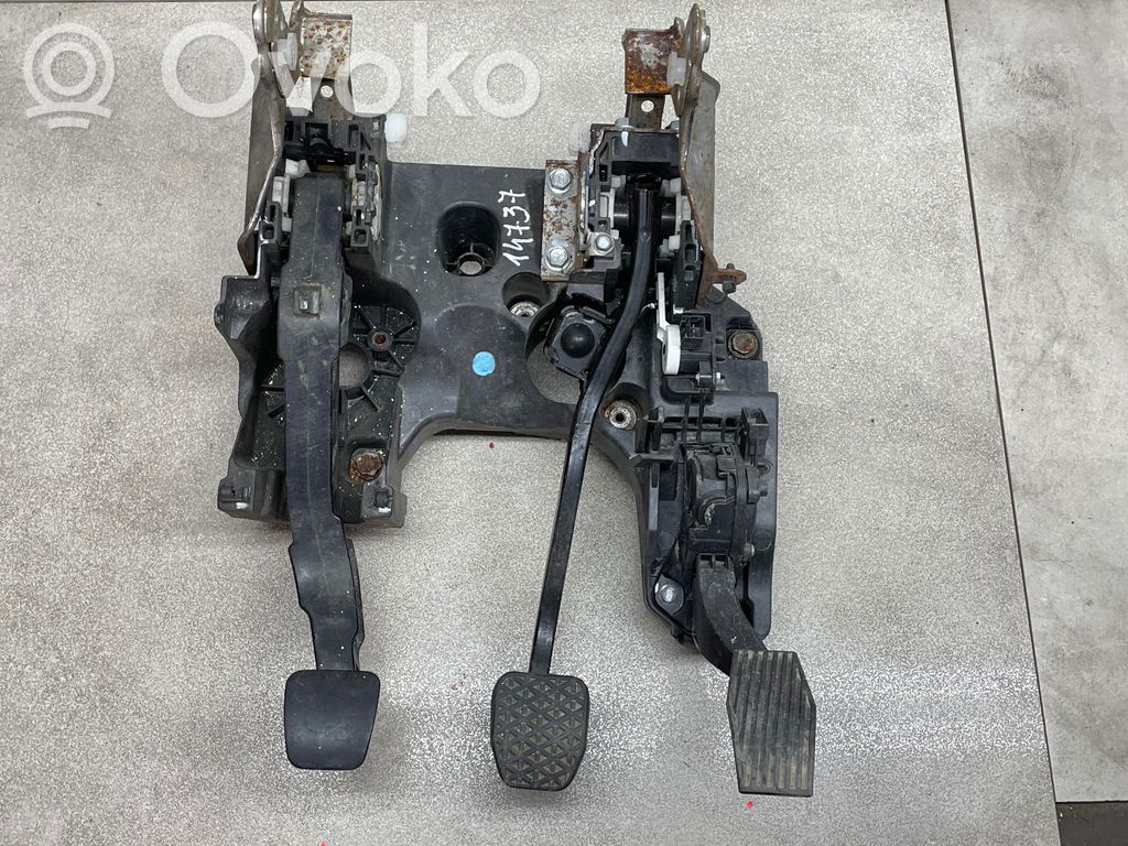 Opel Insignia A Pedal assembly 