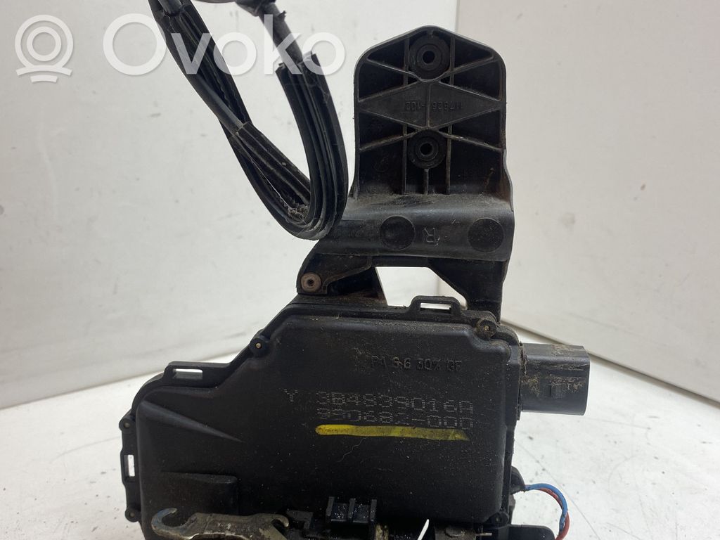 Volkswagen PASSAT B5 Rear door lock 