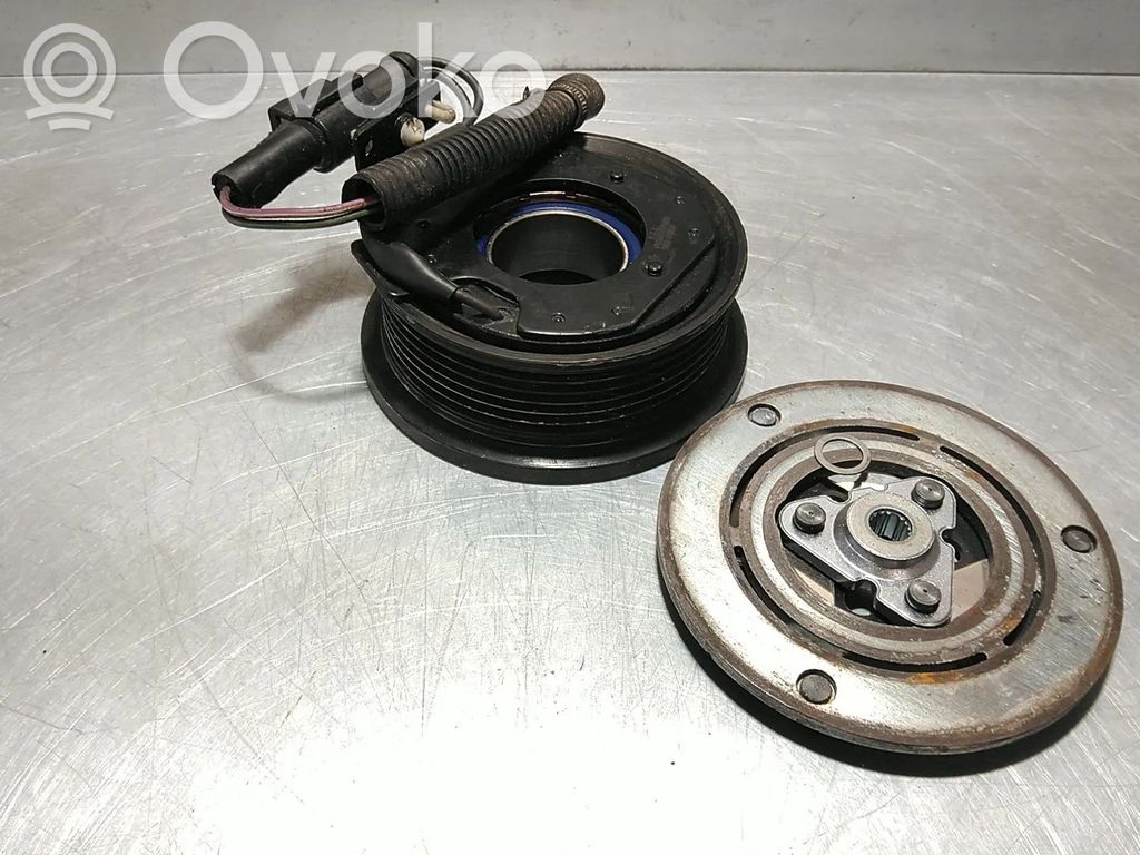 Ford Fiesta Kita variklio skyriaus detalė 