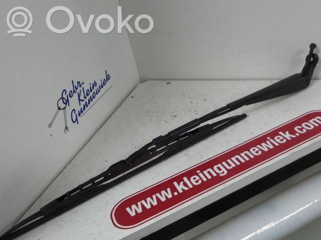 Rear wiper blade arm