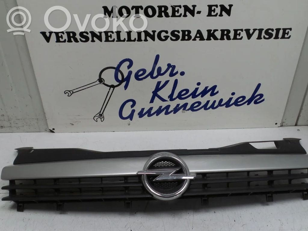 Opel Astra H Etupuskurin ylempi jäähdytinsäleikkö 