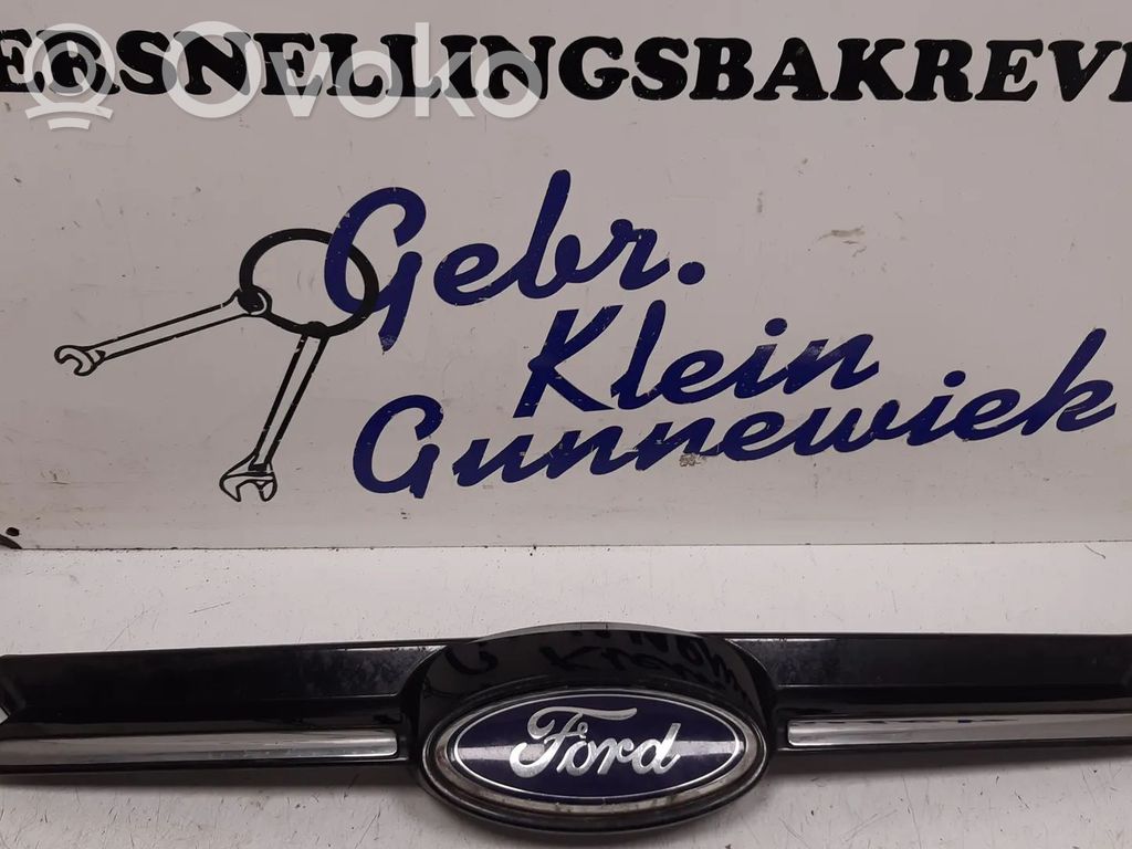 Ford Focus Etupuskurin ylempi jäähdytinsäleikkö 