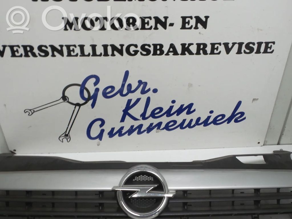 Opel Astra H Etupuskurin ylempi jäähdytinsäleikkö 