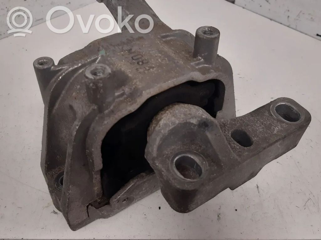 Volkswagen Tiguan Engine mount bracket 