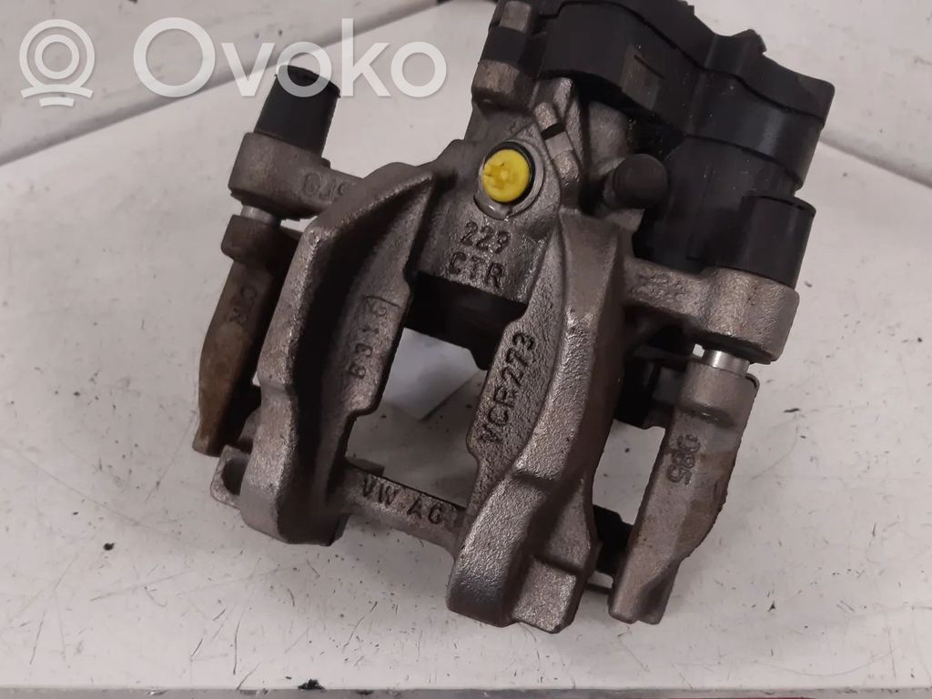 Audi Q3 F3 Tylny zacisk hamulcowy 