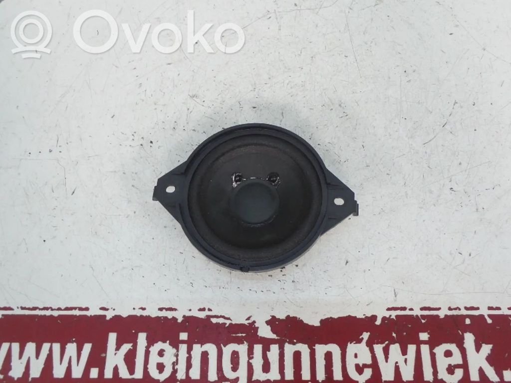 Audi A1 Garsiakalbis (-iai) priekinėse duryse 