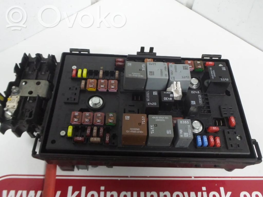 Opel Astra J Saugiklių blokas 