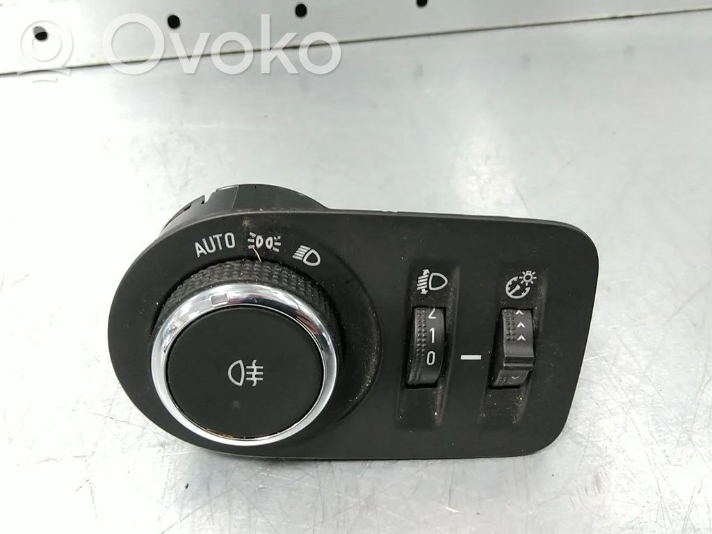 Opel Combo E Kita salono detalė 