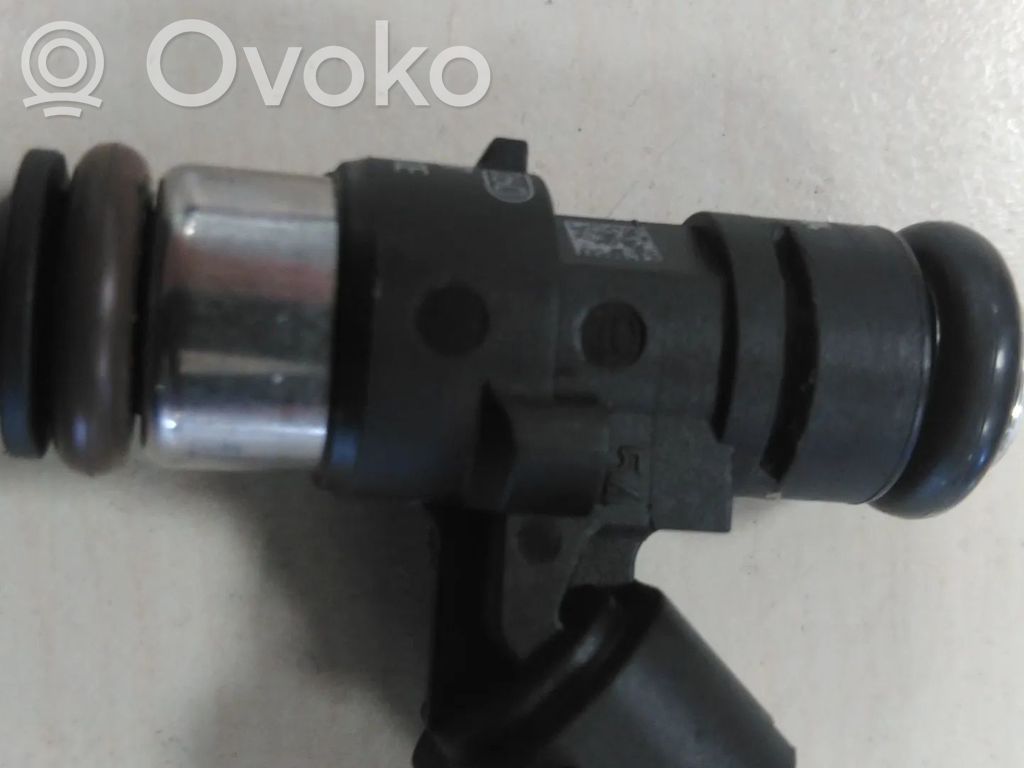 Volkswagen Polo VI Wtryskiwacz paliwa 