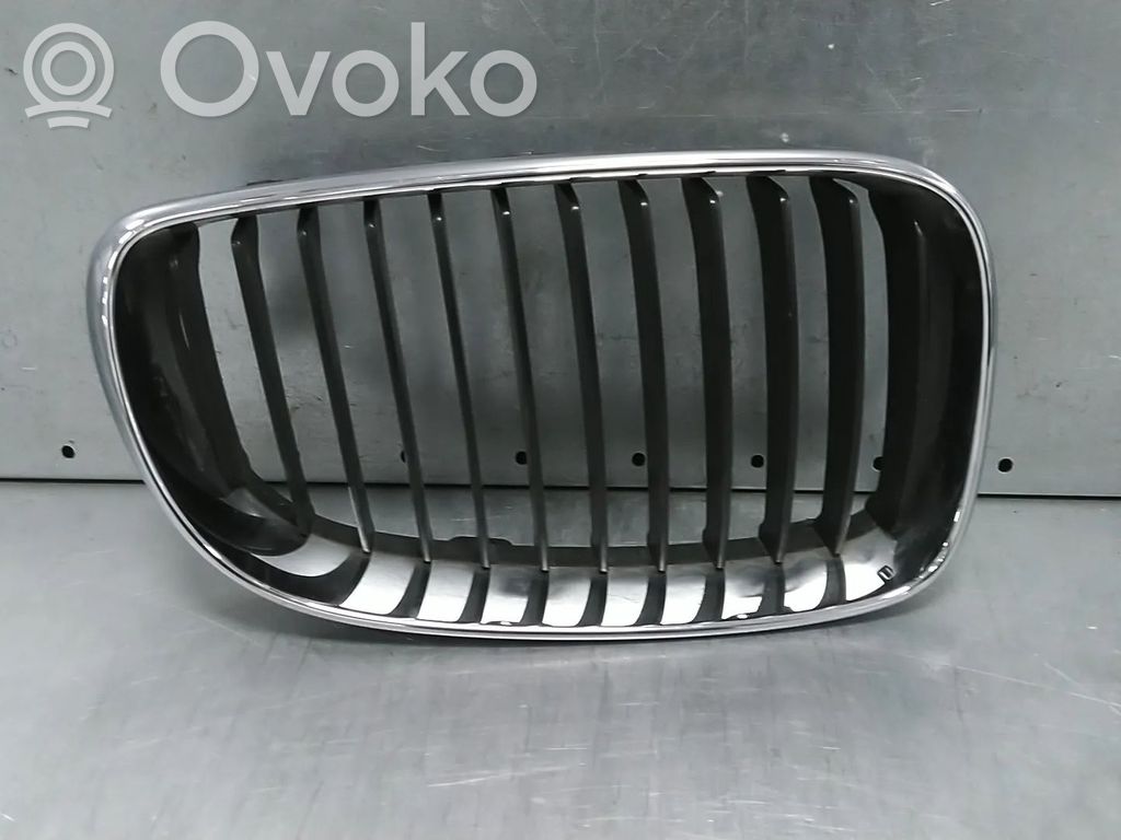 BMW 1 E81 E87 Grotelės viršutinės 