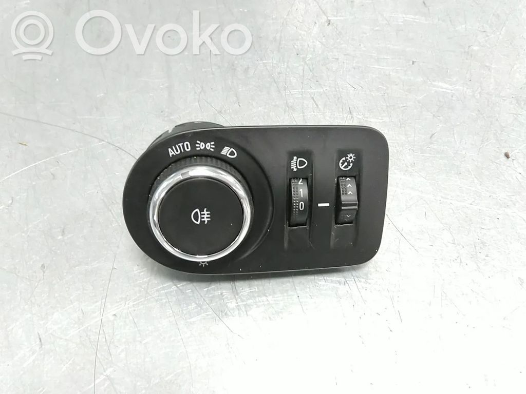 Opel Combo E Kita salono detalė 