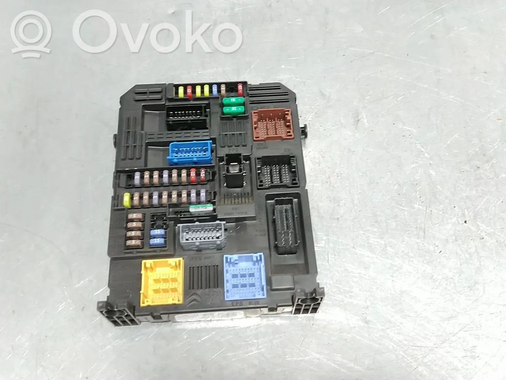 Opel Combo E Fuse module 