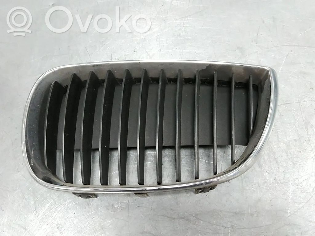 BMW 1 E81 E87 Augšējais režģis 