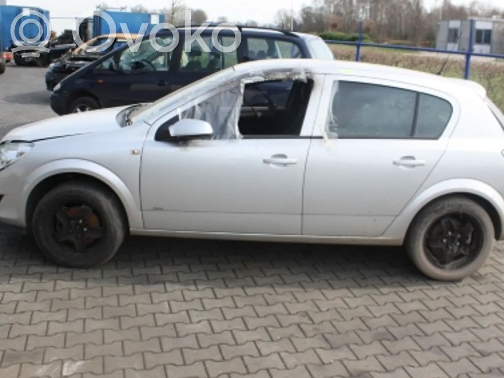 Opel Astra H Puerta delantera 
