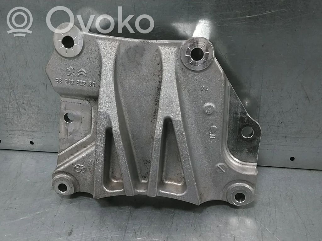 Opel Vivaro Engine mount bracket 