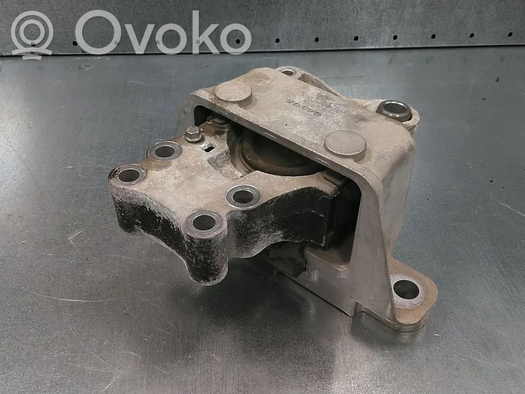 Volvo XC40 Engine mount bracket 
