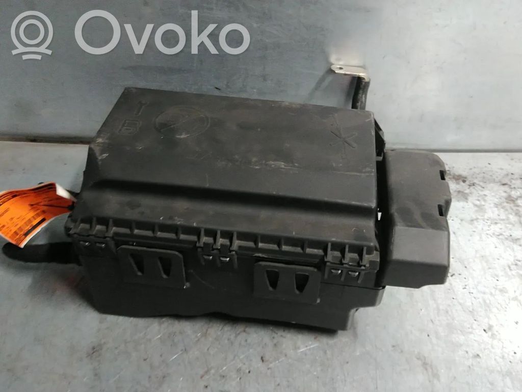 Opel Astra J Ramka / Moduł bezpieczników 
